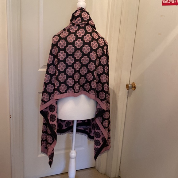 Beautiful pashmina…. Pink and black. - Picture 2 of 3